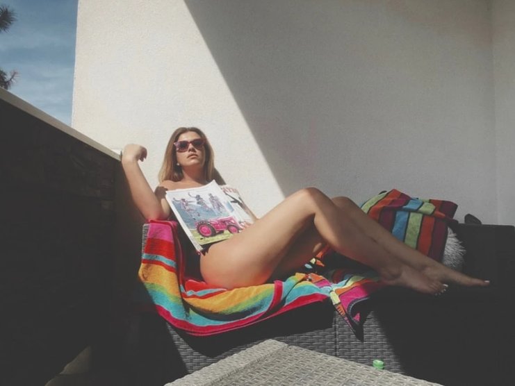 KIJA GOLA NA TERASI! Intimne delove pokrila samo časopisom, a ljudi u neverici: Zbog vrelih kadrova gori internet (FOTO)
