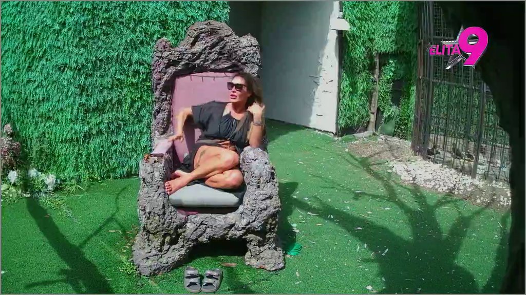 Izvređala sve cimere kao i po običaju: Kačavenda bljuje vatru na sve strane, ne može da stane sa prozivkama! (VIDEO)