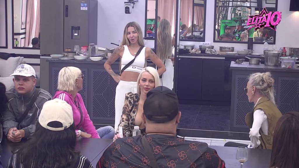 Aneli je u Karićevom haremu, a Đukić kao da je POŠAO NA PARASTOS! Dača Virijević sasuo Ahmićki svoj stav u brk, ona odmah odgovorila (VIDEO)