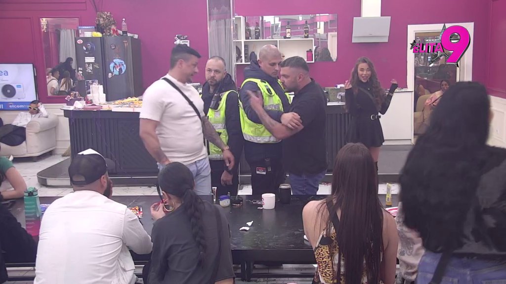 Obezbeđenje napravilo živi zid između Terze i Asmina! Karambol kakvog nema! Durdžić žestoko udario: Sofija ti je rekla da NISI OTAC (VIDEO)