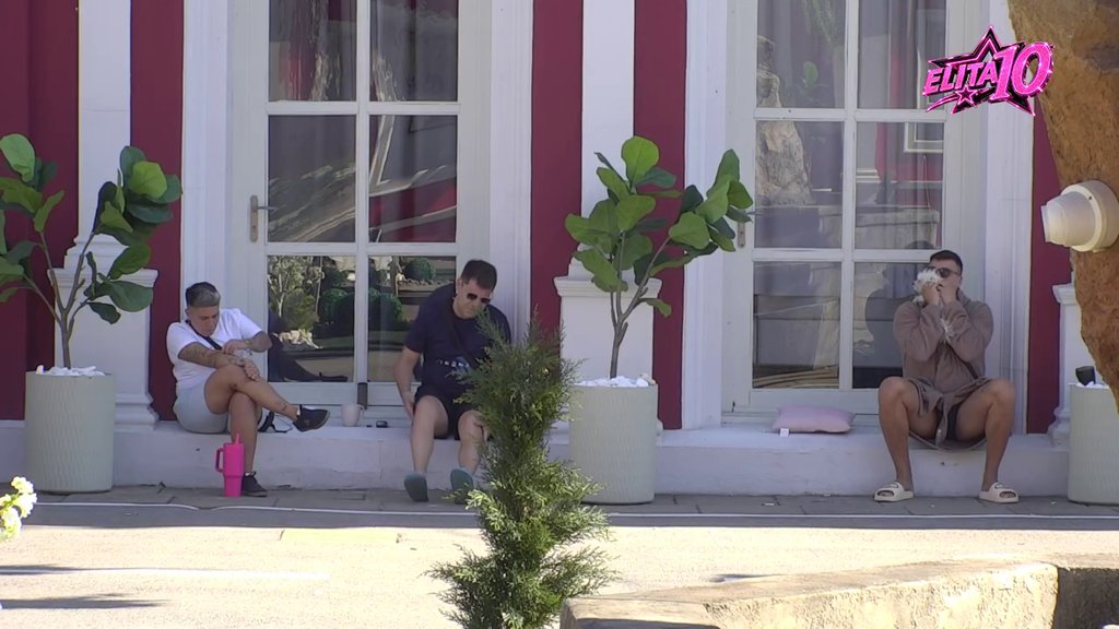 Želi da bude u društvu poznatih: Matora ne može očima da gleda Poršelinu, žestoko je napljuvala! (VIDEO)