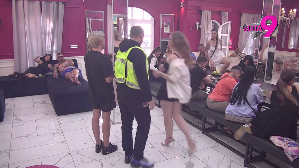 OBEZBEĐENJE NAPRAVILO ŽIVI ZID! Rada krenula da raščerupa Uroša, nije joj pošlo za rukom! (VIDEO)