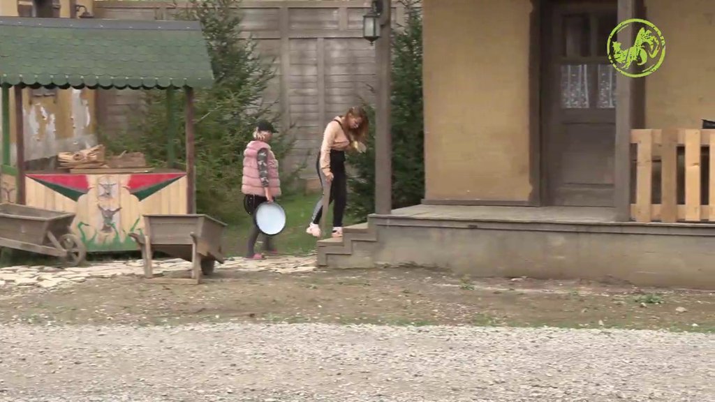 Povređena, ali ne i uništena: Sneža Kušadasi hoda po imanju sa improvizovanom štakom i ZAVODI RED FARMERIMA (VIDEO)