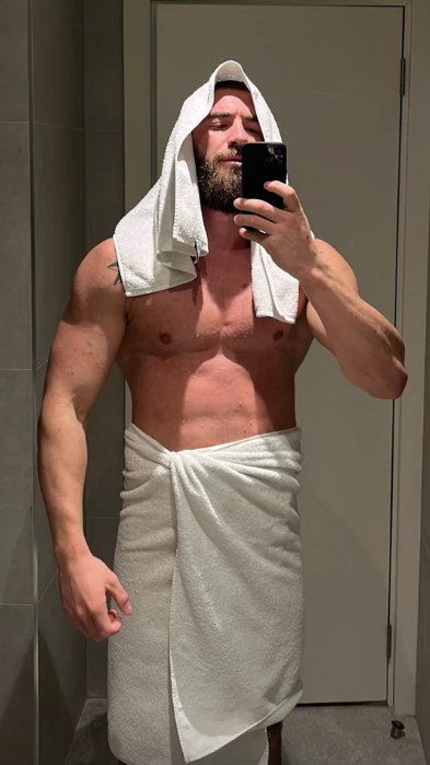 Vrelo, vrelije, Mensur Ajdarpašić! Bivši učesnik Elite intimu prekrio samo peškirom, devojkama popadale vilice (FOTO)