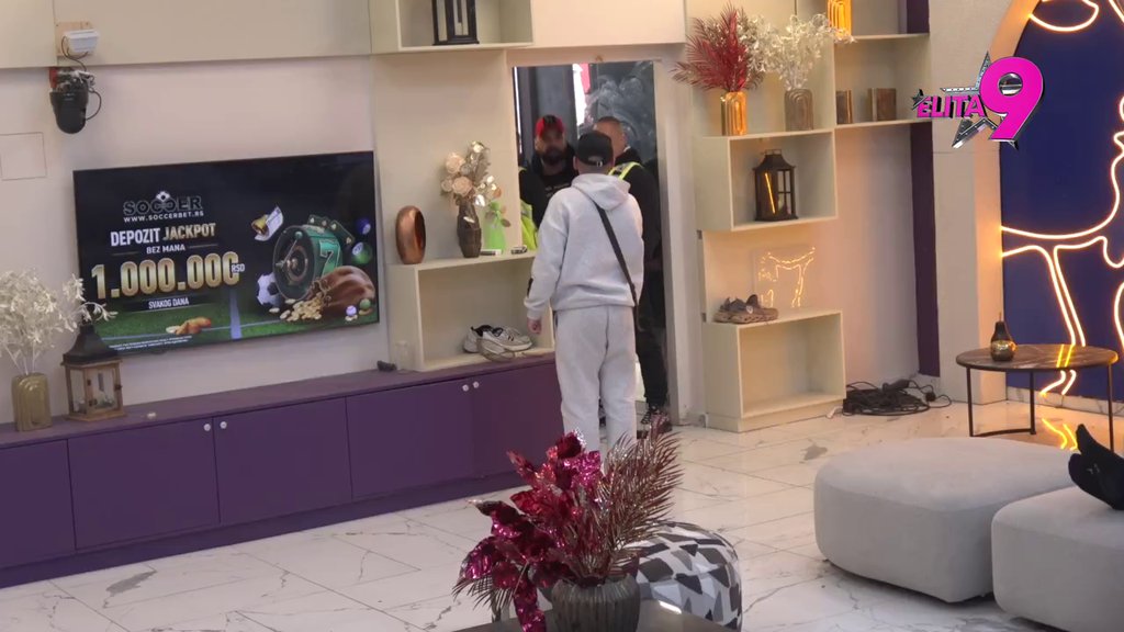 Kad ti budem tresnuo šamarčinu... Luka SKAČE PREKO OBEZBEĐENJA na vrata, Anita mu napravila pakao, HAOS NE PRESTAJE! (VIDEO)