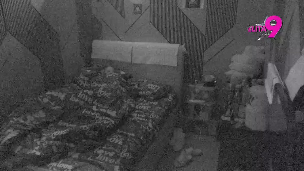 Posle kozmetičkog salona pala VRELA AKCIJA! Od molitve do strasti... Anita i Luka tresu pokrivač (VIDEO)