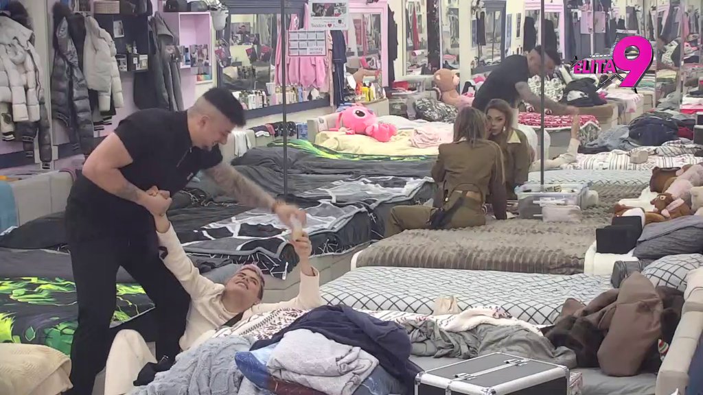 Krš i lom u spavaćoj sobi! Uroš spopao Terzu pred Sofijom, ona izvređala njih dvojicu i Milicu u paketu: Ti i Comara istog pe*era volite mamu vam (VIDEO)