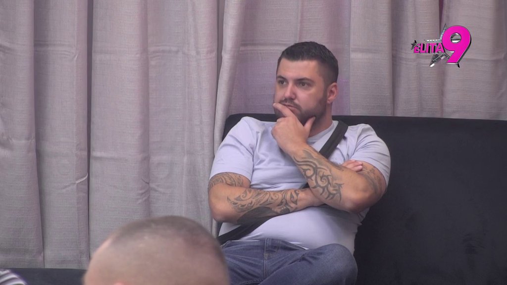 Videle su joj se grudi dok se brisala... Maja indirektno priznala da je iz inata Staniji ušla u vezu sa Asminom, pa dobila poniženje za sva vremena (VIDEO)