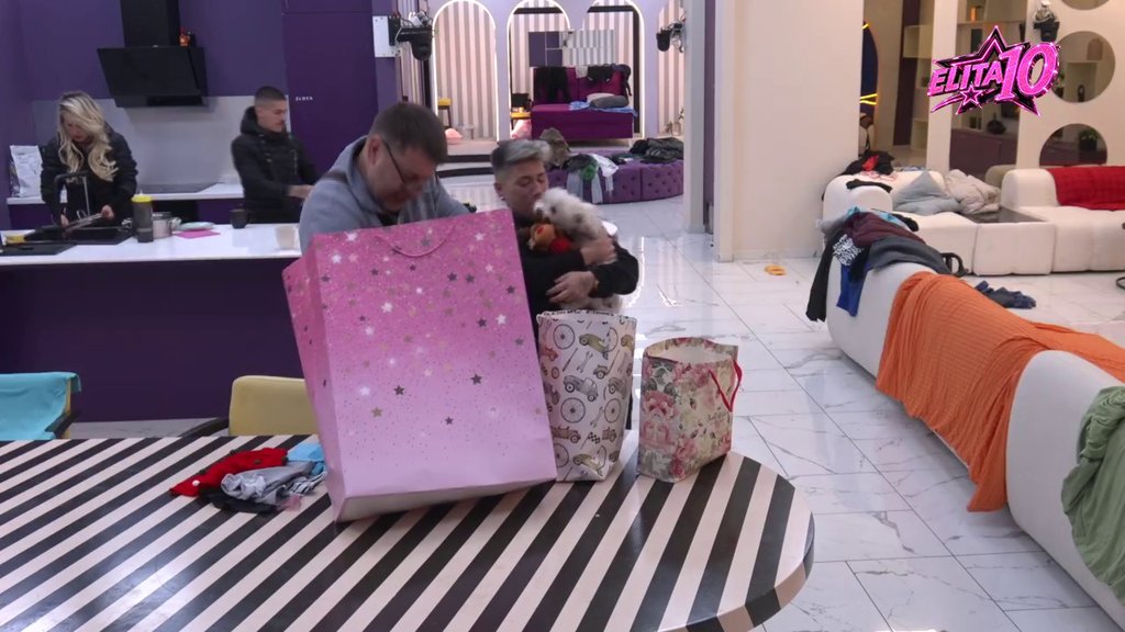 Stiglo pregršt poklona za Elitu! Pas Ivana Marinkovića dobio pune kese, oduševljenje u Odabranima (VIDEO)