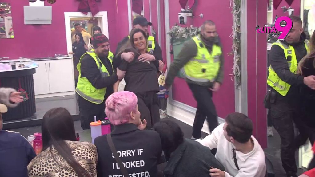 ŽESTOKO SUOČAVANJE! Ana Ćurčić i Milena Kačavenda oči u oči, pljuštale uvrede i POLIVANJA, OBEZBEĐENJE RAZDVAJA BIVŠE KUME (VIDEO)