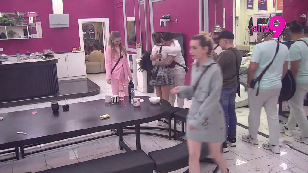 Kočnice polako popuštaju? Terza i Sofija  ne mogu da odole jedno drugom, pali vreli zagrljaji! (VIDEO)