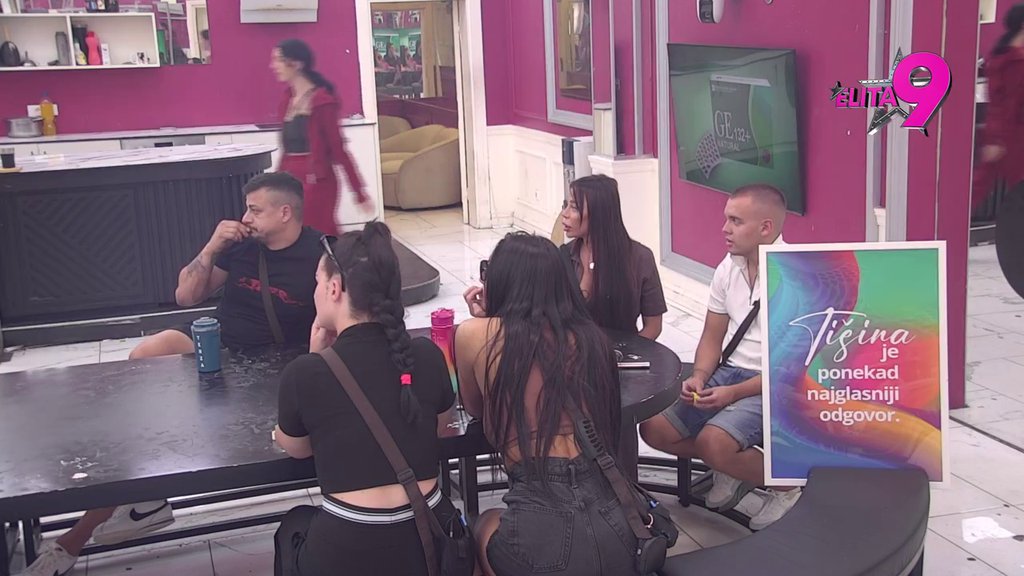 Rekla si da ti je Viktor sladak i da bi ga smotala: Bebica detaljno izanalitirao Anelin odlazak u hotel, pa Teodora totalno razotkrila Sofiju! (VIDEO)