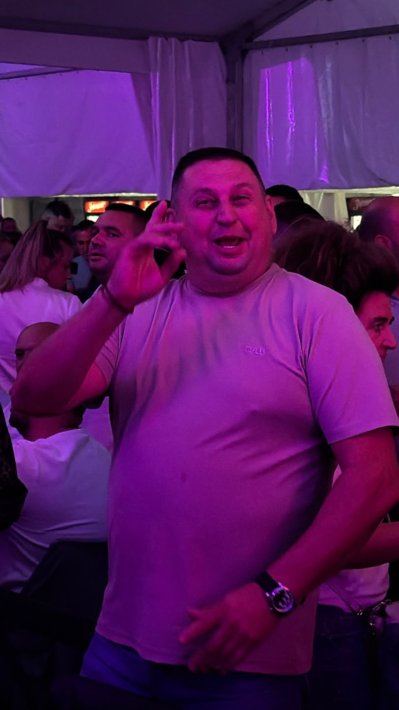 TAKI MARINKOVIĆ UHVAĆEN NA ŠABAČKOM VAŠARU: Pogledajte šta je Majin otac radio ispod šatora, s nestrpljenjem iščekuje nastup poznate pevačice (FOTO)