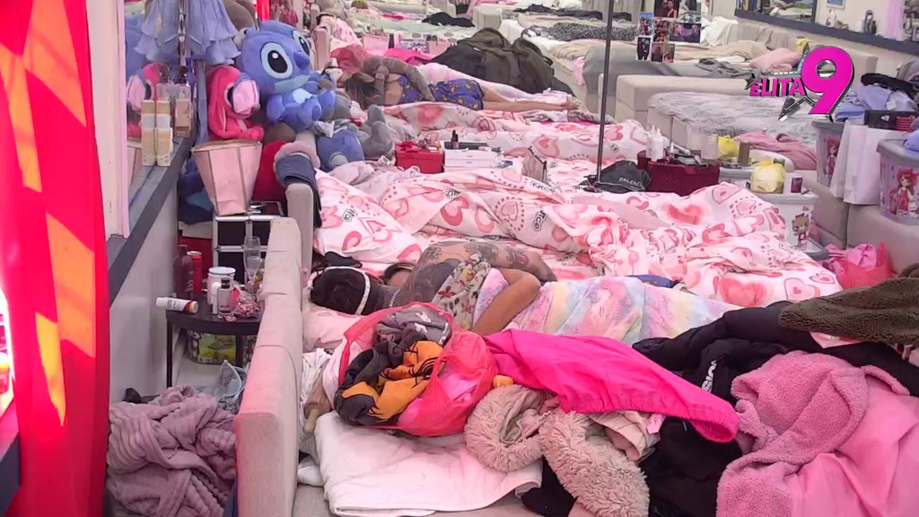 Teodora definitivno pala u zaborav: Đukić i Aneli se ne odvajaju, sve puca od strasti! (VIDEO)