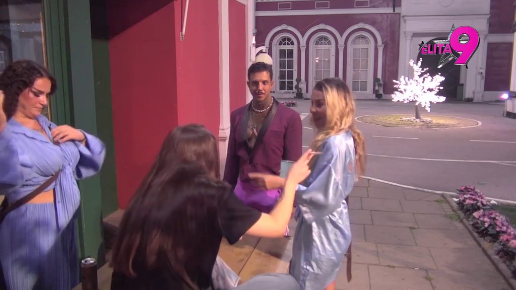 Ne zna više kako da mu se dodvori! Aneli se našla u poslu da hvali Đukićev sako, pa ga Anastasija zakucala: Videla sam da je gledaš u ogledalu! (VIDEO)