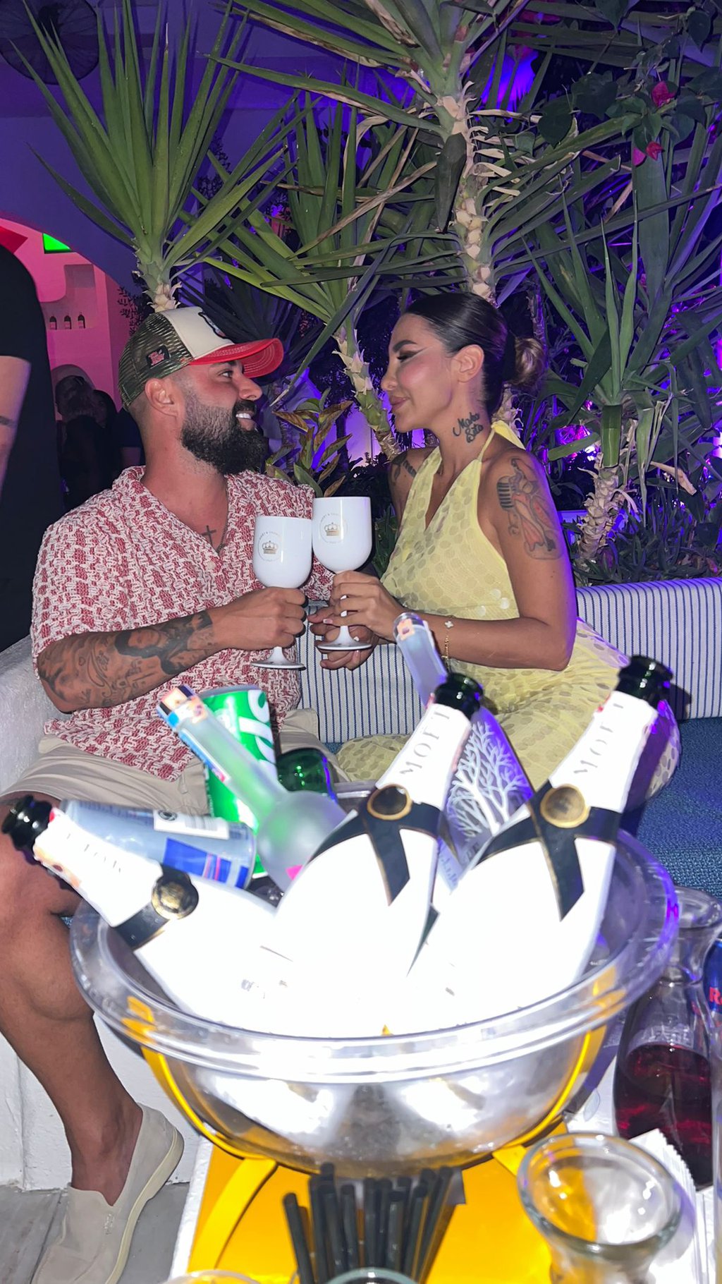 U INAT DUŠMANIMA! Aneli i Luka nakon veridbe pobegli na crnogorsko primorje! Skupocene boce alkohola na sve strane, pogledajte samo kako se bahate! (FOTO+VIDEO)