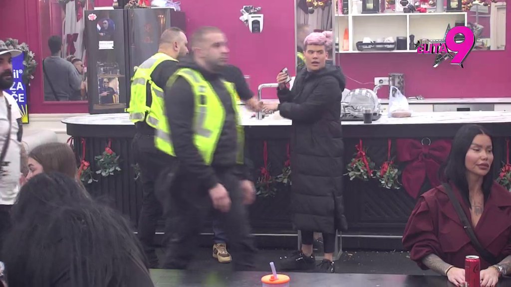 Avokatica zakuvala čorbu! Obezbeđenje pokušava da zaustavi Boru Santanu, repetirao vređalicu kao nikad: Je*em ti dete u brkove! (VIDEO)