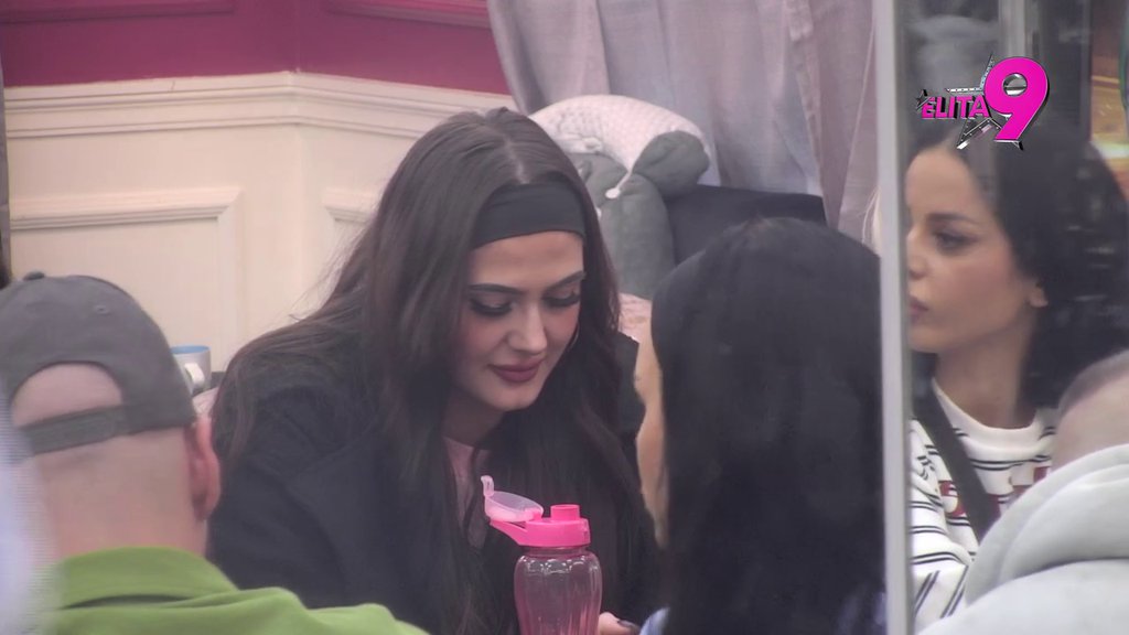 Isponižavala si me, a puna si kompleksa: Bora završio podelu izlaganjem o Anastasiji, ona ga gađala parama! (VIDEO)