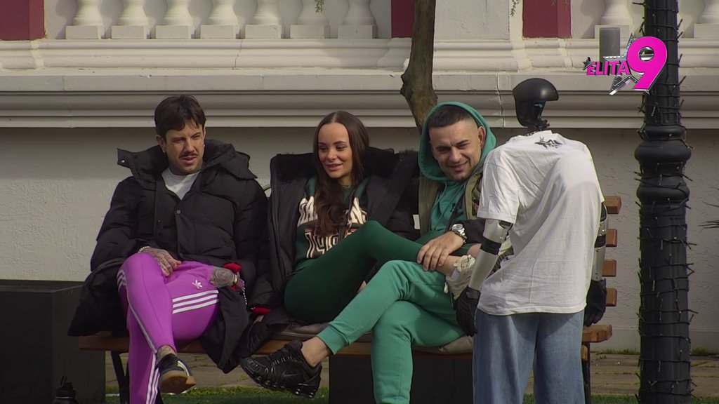 Tošina omiljena zasigurna trojka: Urnebesna situacija, Bebica od muke samo što ne počne da plače! (VIDEO)