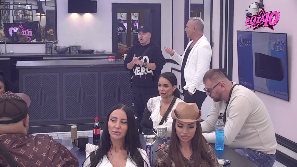 Ne znam šta se desilo sa licem, nešto loše... Laura i Glorija izvređale Aneli za sve pare, ona ćuti kao zalivena! (VIDEO)