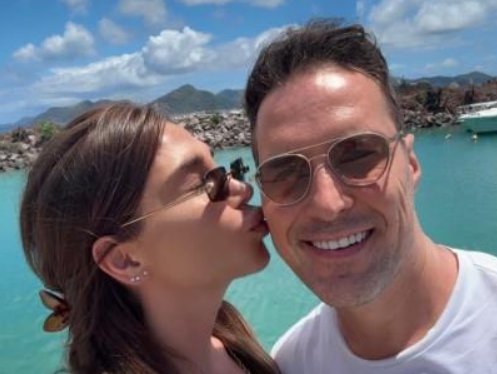 Za noć u hotelu daje skoro ŠEST HILJADA EVRA: Supruga našeg pevača uživa u luksuzu, doručak na terasi, a pogled oduzima dah