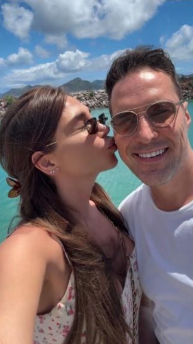 Fotografija iz porodilišta zapalila mreže: Oglasila se supruga Peđe Jovanovića i poslala mu jasnu poruku! (FOTO)