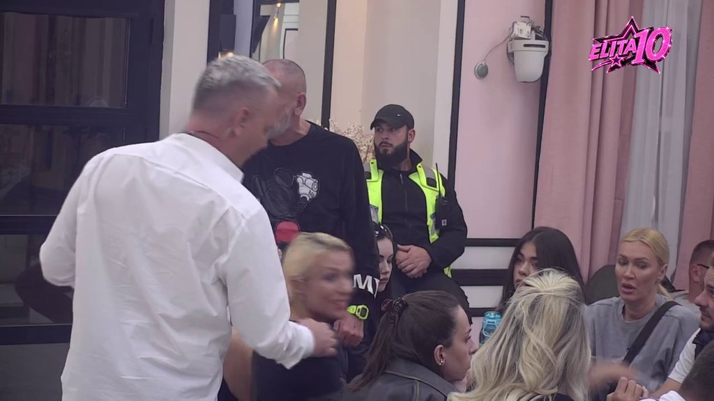 Taj odnos mi je presmešan: Aneli ponizila Đukića i njegove emocije da bi se dodvorila Caru, on hladan kao led! (VIDEO)