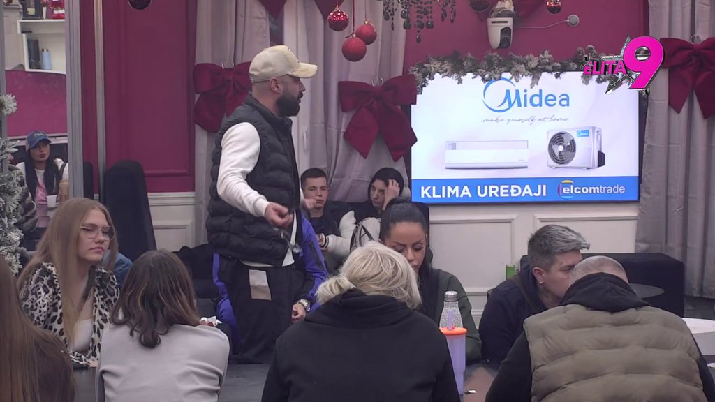 Aneli na aparatima: Luka birao između Anite i nje, zbog odgovora promenila sve boje kao semafor! (VIDEO)