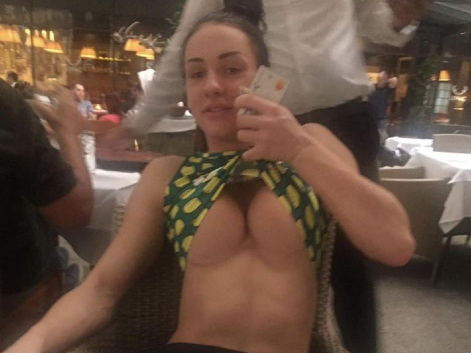 Ne bavi se bodibildingom, veće su pare oko šipke: Dušica Đokić nije harala samo Tetovom! Pogledajte skandalozne fotke iz beogradskog striptiz kluba, isplivali šok detalji! EKSPLICITNO! (FOTO+VIDEO)