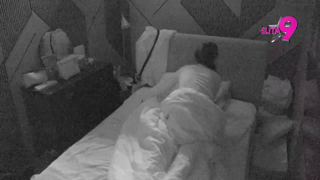 Ništa mu nije jasno: Filip nakon vrele noći sa Majom ne može da pronađe gaće, totalno se zbunio (VIDEO)