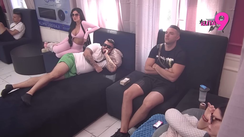 BLAM: Maja naredila Asminu da skloni deo garniture gde je Stanija sedela, on PROSUO vodu na njeno mesto, Dobrojevićeva im trn u oku jer se plaše ISTINE koju ona otkriva (VIDEO)