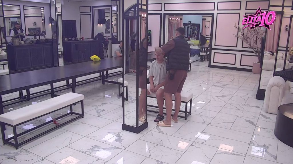 Odlučio se za totalnu promenu: Terza pokazao frizerske veštine, pa Karlu osvežio frizuru! (VIDEO)