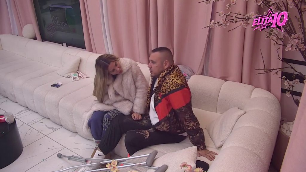Daje zadnji atom snage da ga smekša: Aneli uporna u nameri da izbriše sve probleme Caru iz glave, on nema nameru da olabavi! (VIDEO)