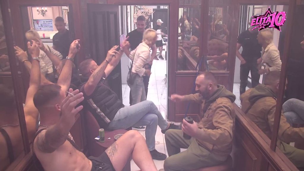 UHVAĆENI U ZANOSU! Milan Popov napravio veselje, pa zapevo sa cimerima na sav glas (VIDEO)