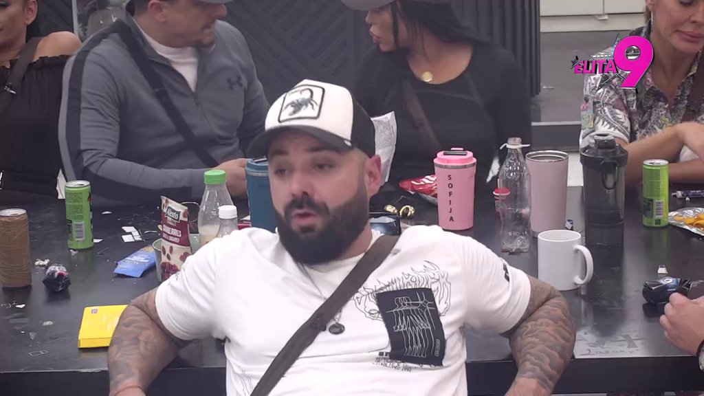 OVO SE ZOVE RASKINKVANJE: Dača sasuo Aniti i Luki sve u lice, prozvao ih da najviše ogovaraju bivše, oni krenuli da ga vređaju pa dobili lekciju o lepom ponašanju: VAS BOLI ŠTO STE NEBITNI (VIDEO)