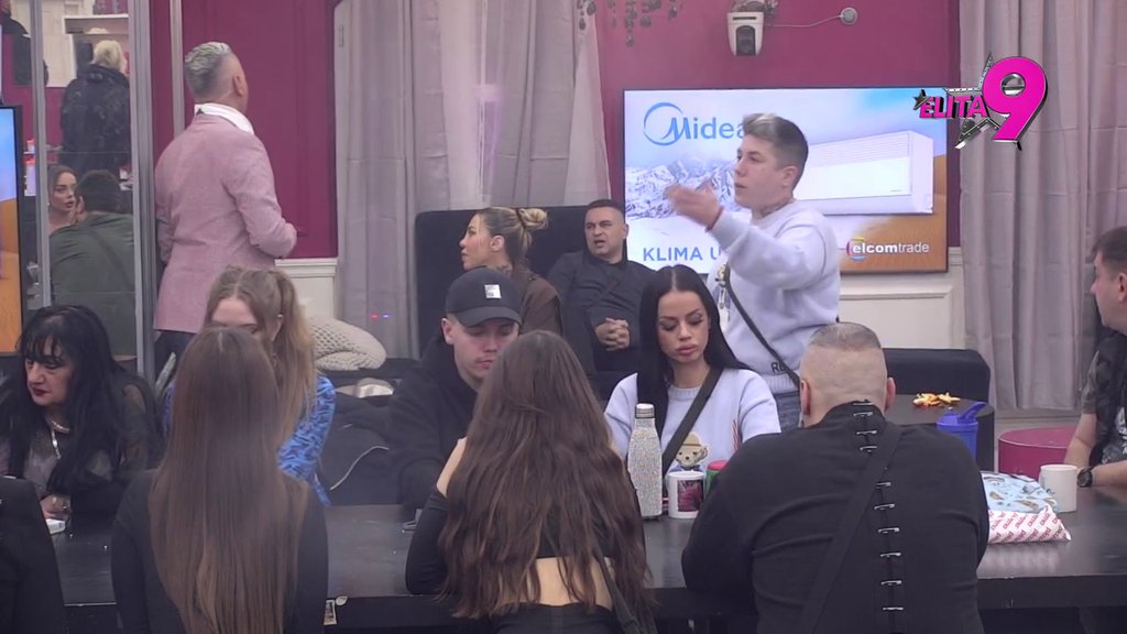 Došao si u Tršić i slikao se ispred moje kuće: Jovana pevačica rešila da ne ćuti Janjušu, on ne prestaje da je ponižava: Dobar nam je se*s bio, ne mogu da grešim (VIDEO)