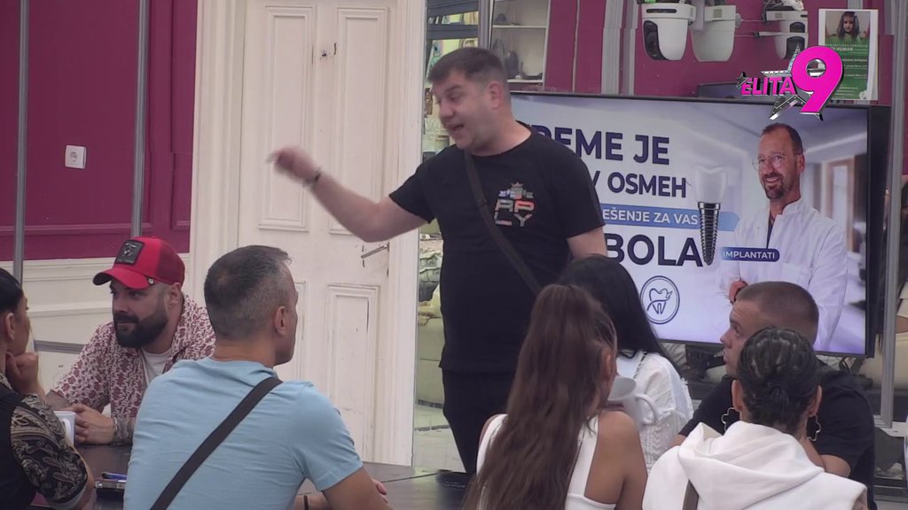Plaši se da uđe u prave duele, kalkuliše oko plasmana: Učesnici žestoko osuli paljbu po Anelinoj podeli budžeta, nisu štedeli reči! (VIDEO)