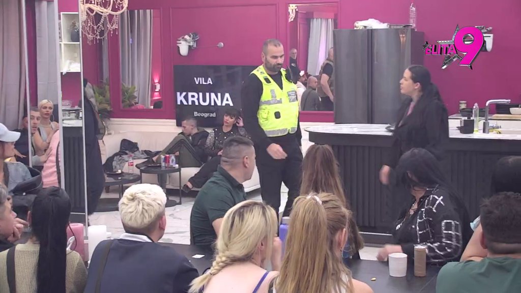 Isplivala ljubomora na površinu! Sara i Luks u brutalnom ratu, Viktor jednim komentarom pokazao Anastasijino pravo lice: Egoisti, hajde debilu sedi! (VIDEO)
