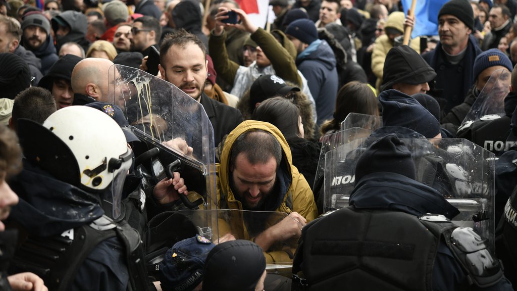 SRAMOTA! Dinkov pajtos plasira laži o brutalnosti policije