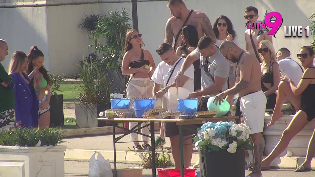 Au, kakva borba! Muškarci pokazali kako se snalaze u kuhinji, samo jedan može da odnese pobedu! (VIDEO)