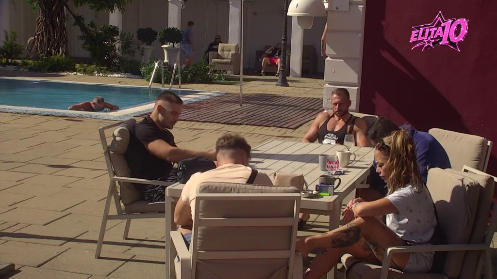 Ne zna da se okupa, posteljinu da promeni.... Jovana Kosovac na meti osuda svojih cimera, zbog veze sa Leonom je dokusurili (VIDEO)