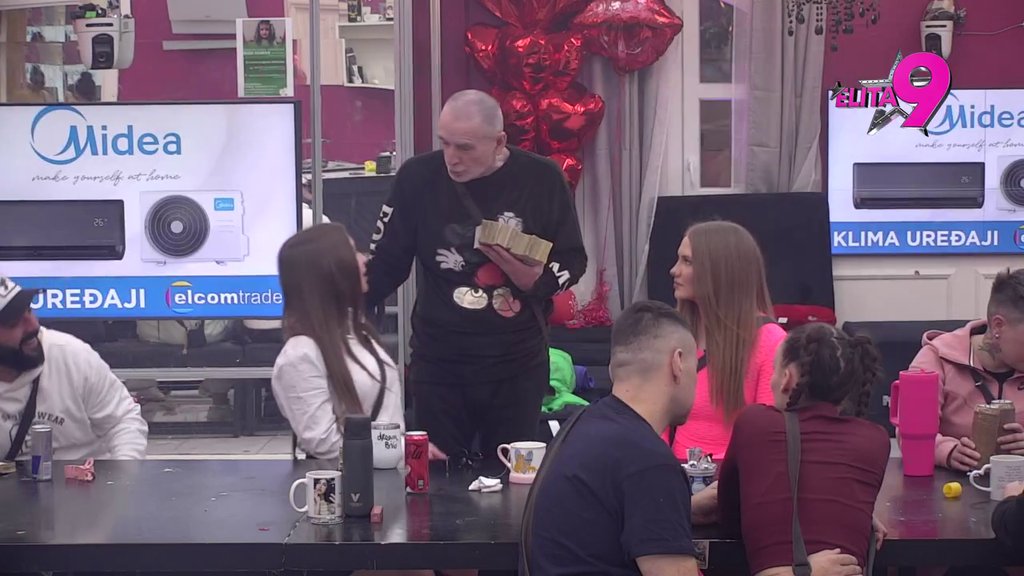 Izdaja kakvoj se nije nadala: Jakšićka zamerila Mići mali budžet, takmičari skandiraju svim silama! (VIDEO)