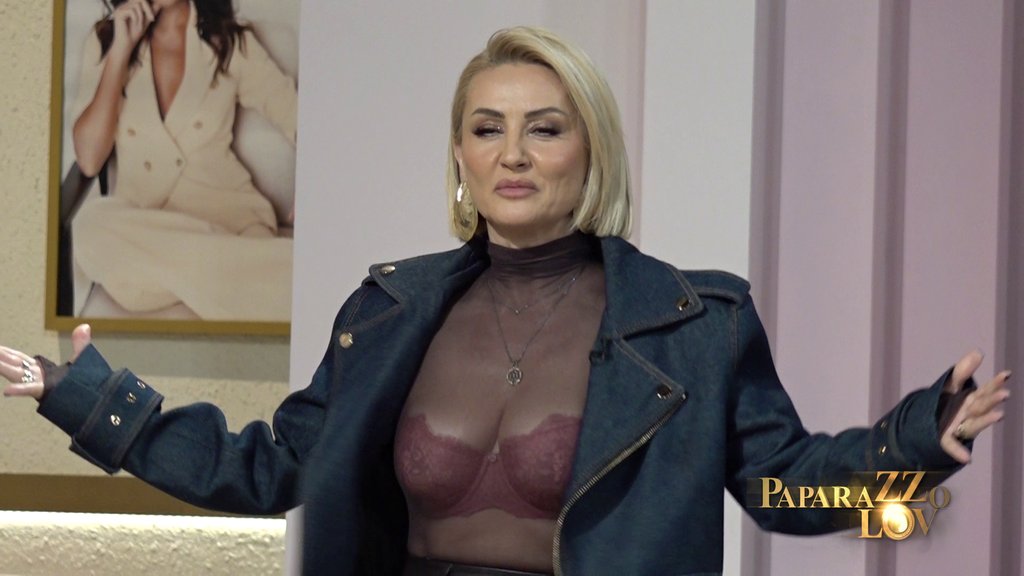 Svi gledali u bujni dekolte naše pevačice! U šestoj deceniji raspametila izazovnim izdanjem, kamere SVE ZABELEŽILE (PAPARACO)