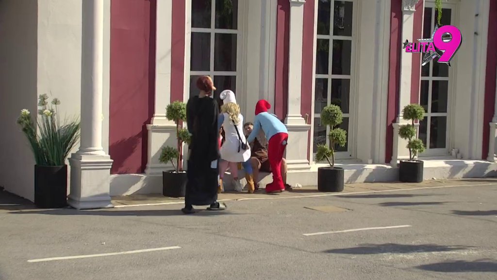 NISU ZNALI ŠTA IH JE SNAŠLO: Gargamel podigao Kačavendu do plafona, Štrumpfeta zaplesala Dragani u krilu (VIDEO)