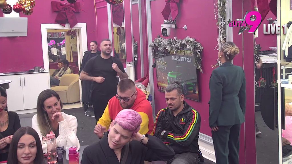 Sutra će ući ponosan na ova vrata: Maja procvetala kad je ugledala Takija! Aneli ponovo pokazala koliko je ne interesuje Neriova ćerka, ne prestaje da kanali Haninu majku (VIDEO)