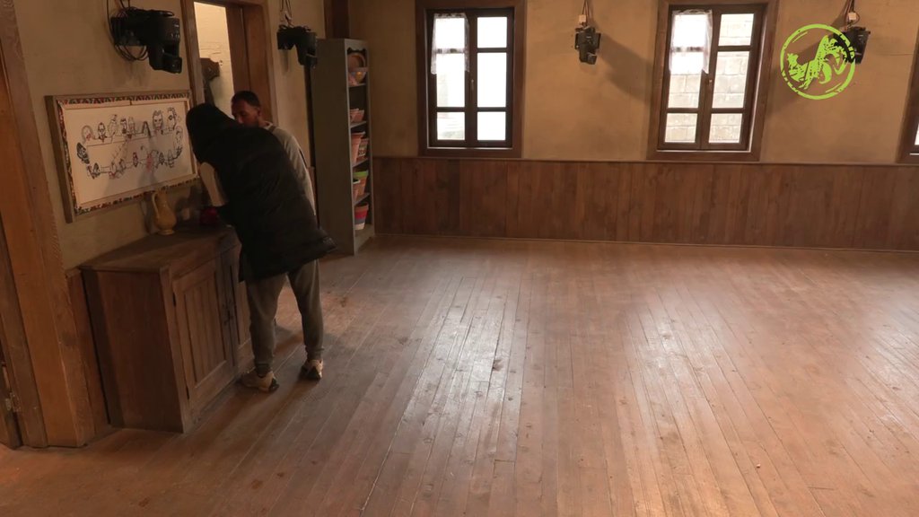 MOŽE LI NIŽE? Lakić krade MLEKO iz gazdine kuće! Barbi sve videla, pa otrčala kod Kristijana (VIDEO)
