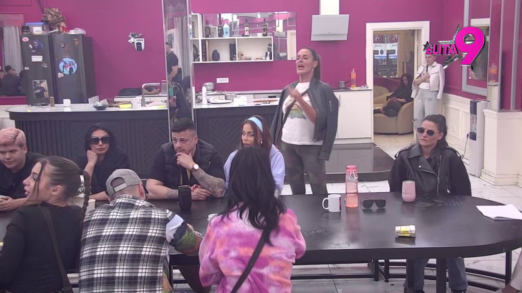 Izdao je Aneli, odabrao stranu, ispao je MIŠ, a hvalio se poklonima sa njom! Anđelo napokon raskrinkan, okrenuo leđa Ahmićki kad joj je najteže! (VIDEO)