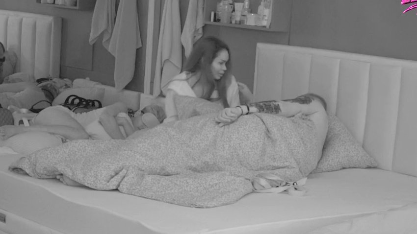 Daje sve od sebe da osvoji njeno srce: Janjuš ne odustaje od Sandre, došao da je zagrli za laku noć! (VIDEO)