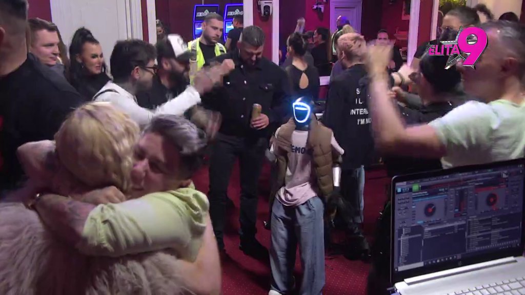 Presedan u Eliti: Robot Toša stigao na žurku, takmičari mu odmah posvetili pesmu! (VIDEO)