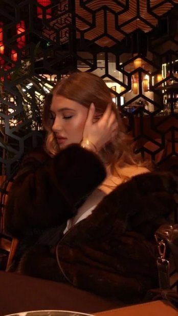 Lena Mladenković mami uzdahe: Ćerka Goce Tržan raskopčala bundu i pokazala bujan dekolte